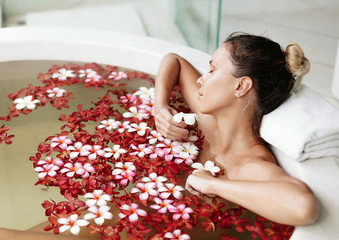 Spa bathing with flowers