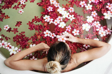 Obraz na płótnie Canvas Spa bathing with flowers