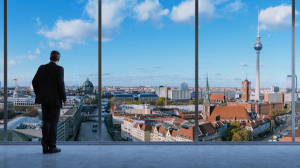 Mann schaut auf Skyline von Berlin © Robert Kneschke