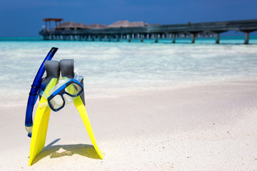 Taucherbrille, Schorchel und Flossen am Malediven Strand