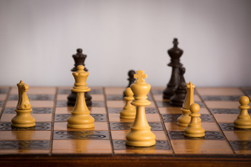 Scacchi fotografati su una scacchiera