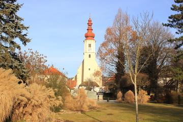Blick auf den Park und die Kirche in Fernitz bei Graz (Steiermark)