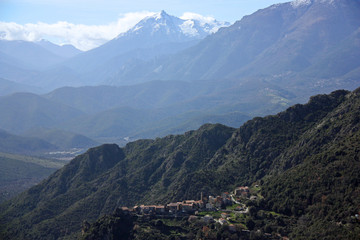 Corse, village escarpé de Santa-Lucia-di-Mercurio