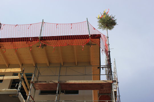 Hausbau: Richtkrone (Richtbaum) bei der Dachgleiche (Richtfest)