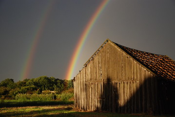 Tęcza nad stara stodołą © Robtas