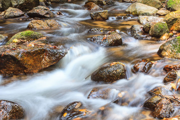 Naklejka premium waterfall and rocks covered with moss
