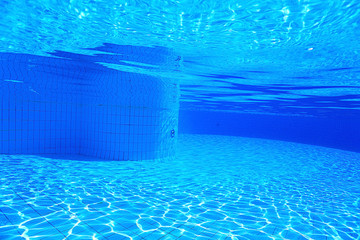 Fototapeta na wymiar underwater in a swimming pool