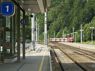 Estación de tren en Austria, entrando el tren en ese momento