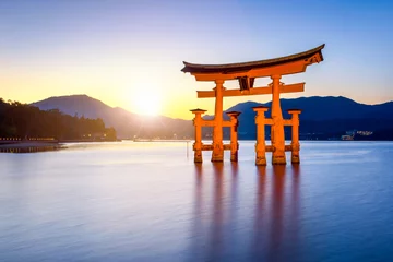 Poster Im Rahmen Großes Torii beim Itsukushima Schrein in Miyajima Japan © eyetronic