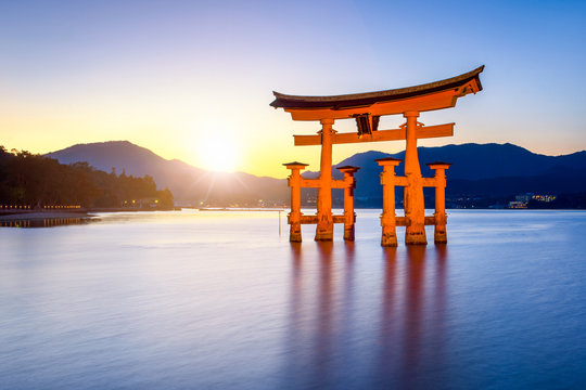 Großes Torii beim Itsukushima Schrein in Miyajima Japan