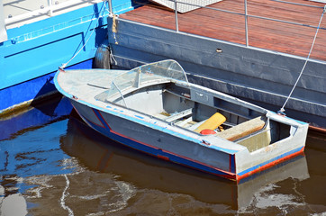 Fototapeta na wymiar Boat at hithe