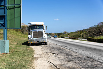 Kuba: Strassenszene - moderner LKW parkt am Seitenstreifen einer kubanischer Autobahn 