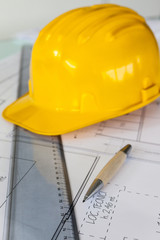 Progetto, caschetto, riga e matite