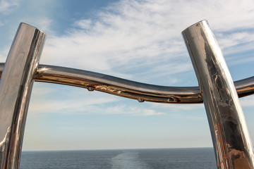 scultura sul ponte della nave