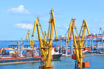Obraz premium Cargo crane and ship