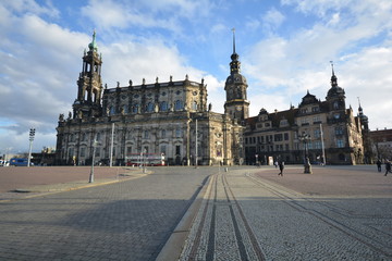 Fototapeta na wymiar Schloss und Hofkirche in Dresden