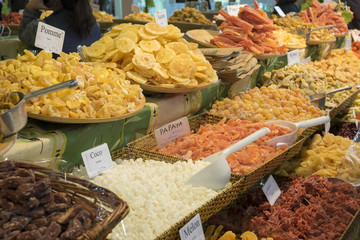 Présentation de fruits confits et secs d'Asie