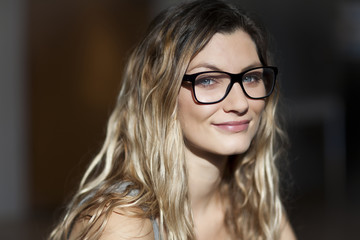 Obraz premium Pretty woman with glasses smiling At the camera