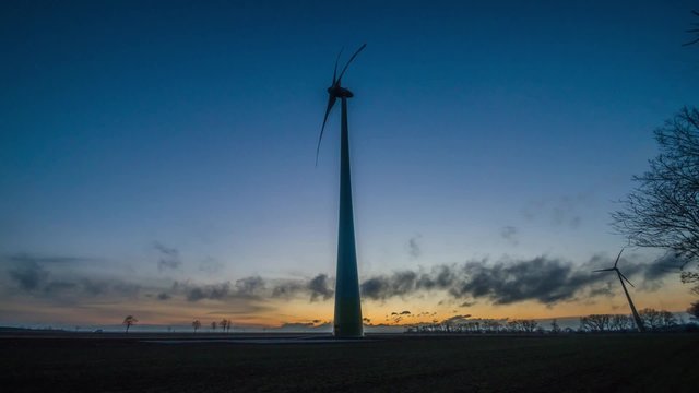 windrad im sonnenuntergang hyperlapse

