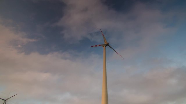 windrad mit wolken hyperlapse
