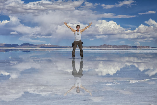 Uomo  a braccia aperte nel deserto di sale : Salares de Uyuni, Bolivia. Concetto di libertà