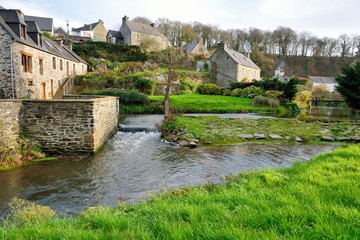 Petit hameau du Trégor traversé par la rivière "Le Guindy". Bretagne