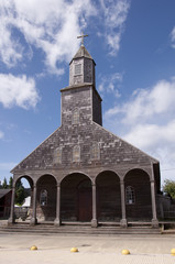 Fototapeta na wymiar Antigua iglesia de madera en la Isla Grande de Chiloé, Chile