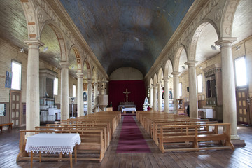 Fototapeta na wymiar Interior de una antigua iglesia de madera en la Isla Grande de Chiloé, Chile