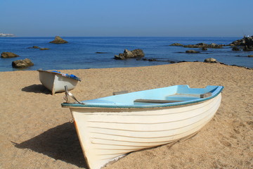 Barque de pêche sur une plage de méditerranée  © Picturereflex