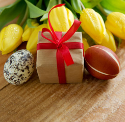 Obraz na płótnie Canvas Easter eggs and gift box isolated.