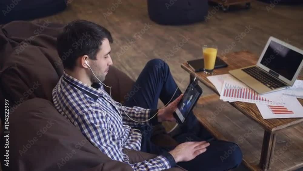 Aufkleber the manager communicates with the client via the tablet on the table is a laptop.