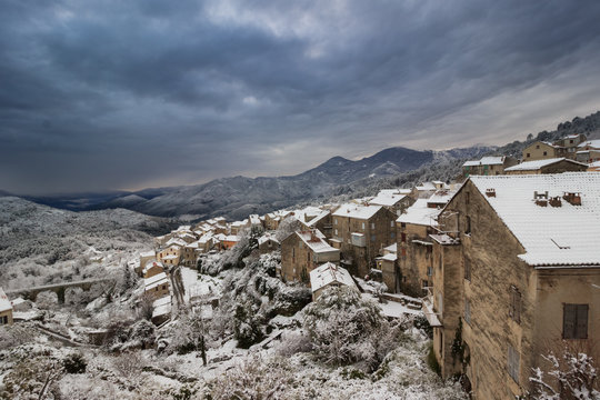 Village de Venaco (Corse) sous la neige.