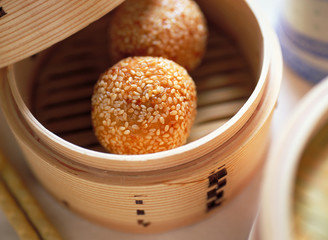 蒸篭の中の胡麻団子