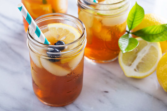 Ice tea with lemon and blueberry