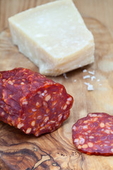 Italienischer Hartkäse und Salami