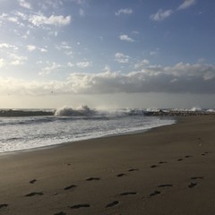 берег моря в Порто Банус и следы на песке