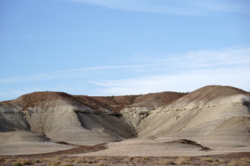 Runde Felsformationen in der Mojave / Sandförmige helle und runde Felsformationen in der Mojave Wüste zwischen Baker und Shoshone.