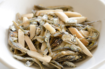 小魚アーモンド