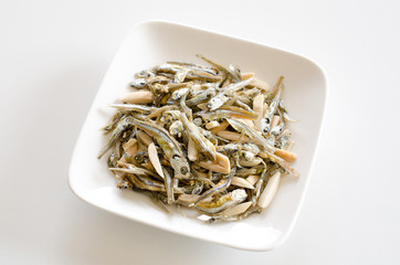 小魚アーモンド