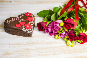 Bukiet róż i frezji oraz czekoladowy tort w kształcie serca