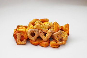 Печенья в виде сердечек и слова любовь