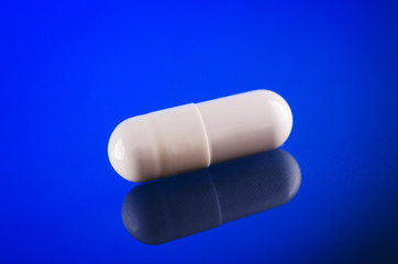 one white pill capsule
