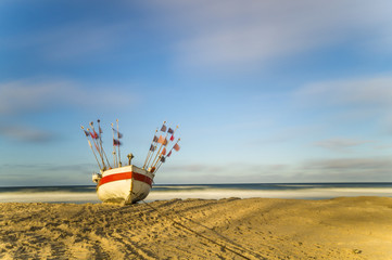 Biało-czerwona łódź na plaży