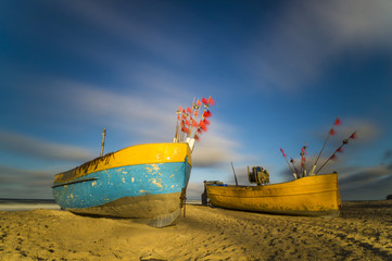 łodzie rybackie na plaży w świetle wschodzącego słońca © Mike Mareen