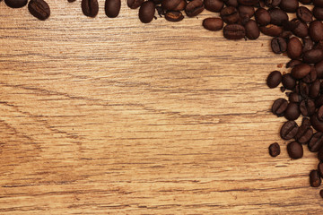 Деревянный фон с зернами черного кофе