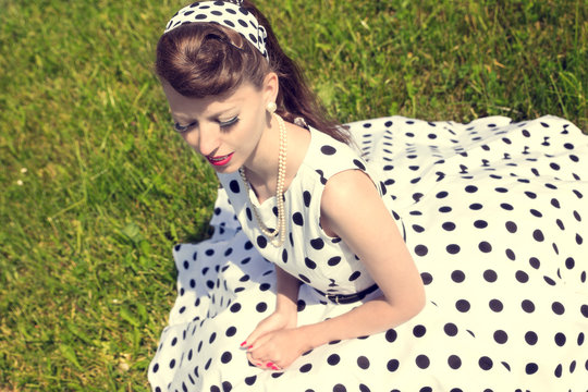 Portrait einer Frau im Petticoatkleid, Haarband und einer suicid