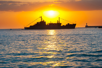 Obraz premium Silhouette of big cargo ship in the port