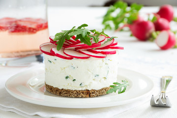 Snack-cheesecake made ​​from cottage cheese with onions and radishes.