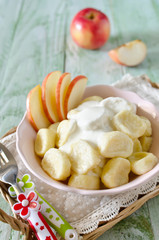 Lazy dumplings of cottage cheese with sour cream and apples