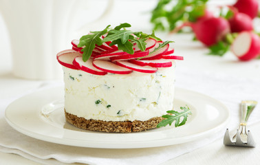 Snack-cheesecake made ​​from cottage cheese with onions and radishes.